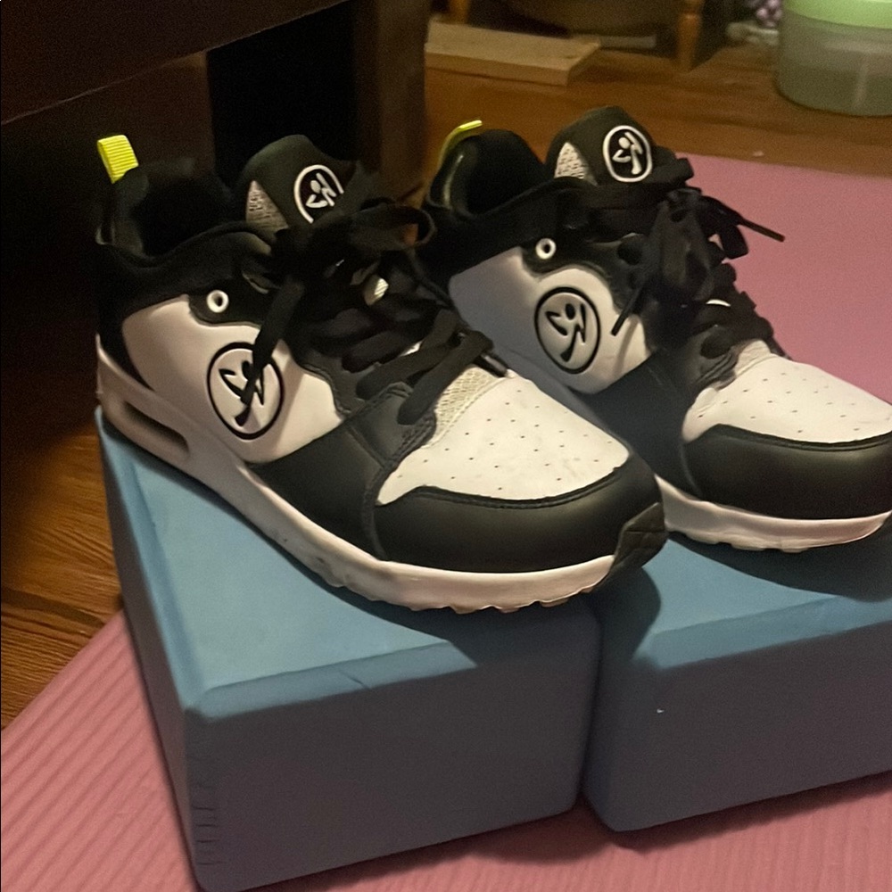 Women’s ZUMBA FITNESS SIZE 8 from ZINCON 2024